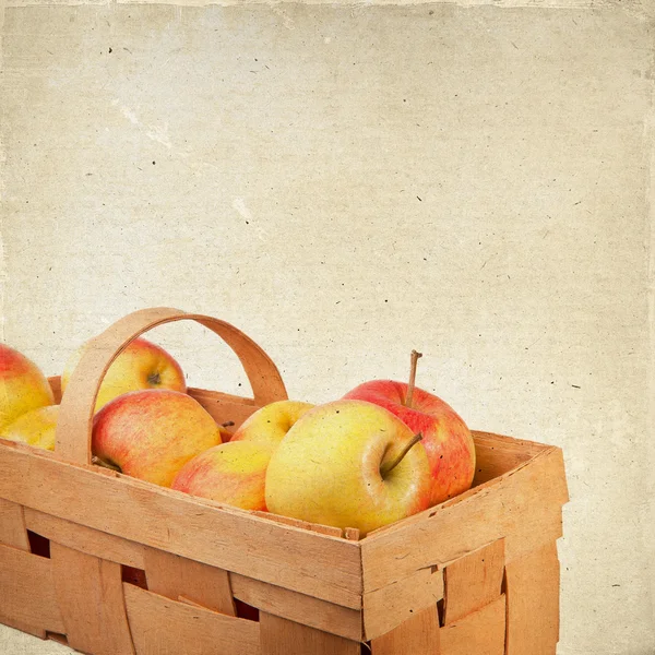 Pommes mûres dans un panier en osier . — Photo