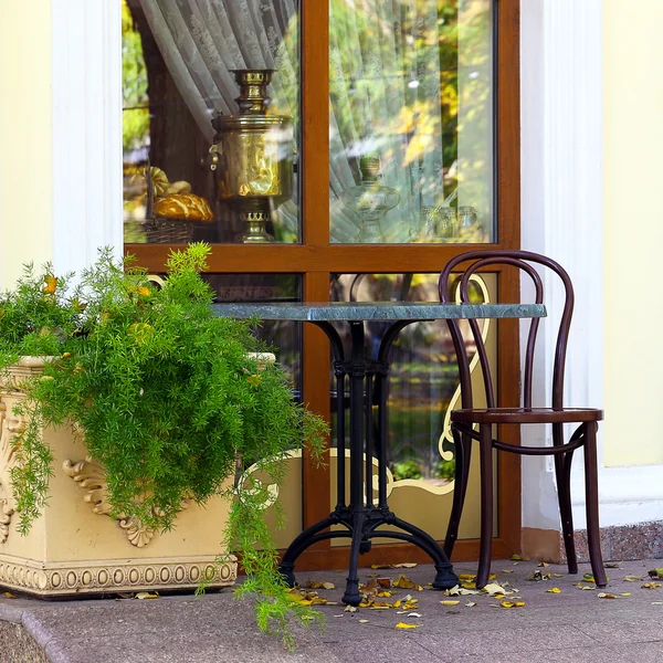 Una sola mesa y silla en el café de otoño —  Fotos de Stock