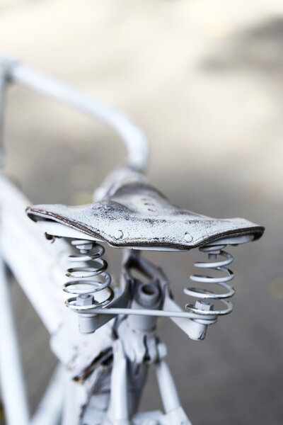 Деталь винтажного велосипедного седла с красивым боке
.