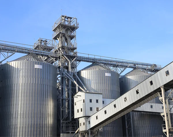Granaries for storing wheat and other cereal grains. — Stock Photo, Image