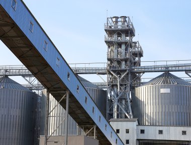 Buğday ve diğer tahılları depolamak için ambarlar.