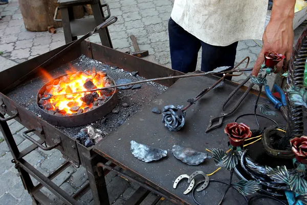 Herrero herrero de hierro forjado yunque joya de metal tradicional —  Fotos de Stock