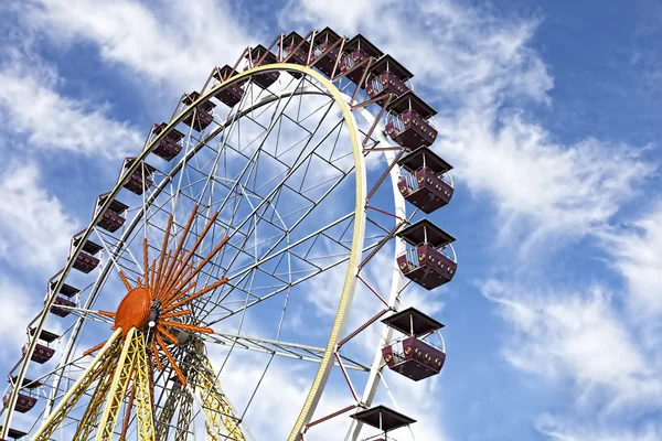 A colourful ferris wheel against a deep blue sky — Stock Photo, Image