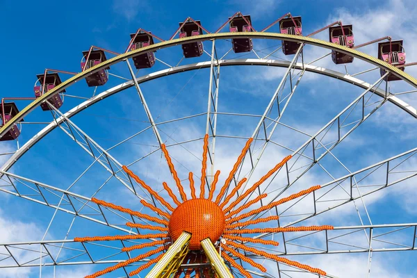 Ferris wheel against a blue sky on a sunny day — Stock Photo, Image
