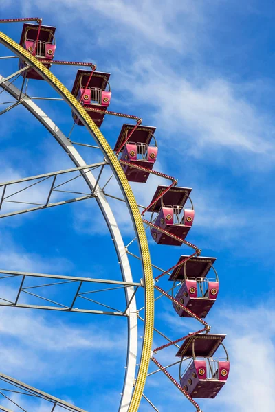 Ferris wheel against a blue sky on a sunny day — Stock Photo, Image