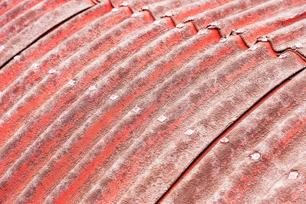 Hintergrund alter Schiefer mit zerfledderter roter Farbe auf dem Dach, bok — Stockfoto