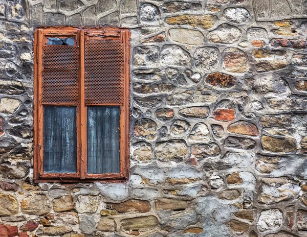 Verwitterte Zementwand, die kaputte Ziegel freilegt — Stockfoto