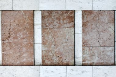 Dış Cephe duvarları mermer taşlarla kaplıdır