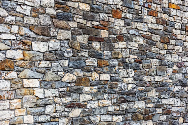 Muur gebouwd van natuursteen, perspectief. — Stockfoto