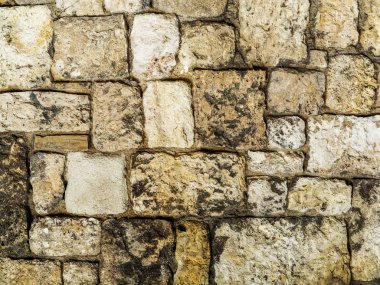 Doğal taştan yapılmış duvar
