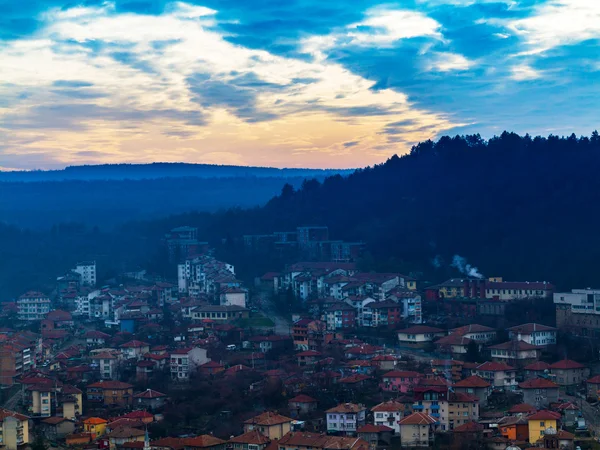 Fantástico hermoso paisaje urbano al atardecer con la línea del horizonte di — Foto de Stock