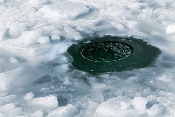 Scioglimento su un fiume di primavera . — Foto Stock