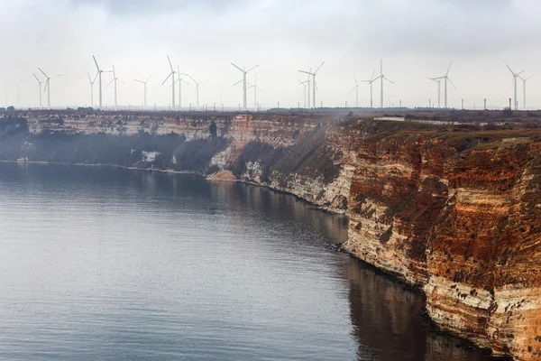 Nebel. Windmühlen auf dem Schwarzen Meer in Bulgarien mit der Wirkung von f — Stockfoto