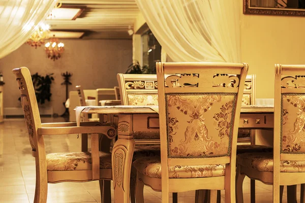 아름답고 밝은 인테리어가 있는 현대 유럽의 레스토랑 — 스톡 사진