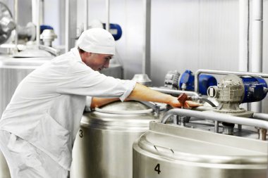 süt ve bir fabrika işçisi