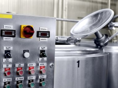 Elektronik kontrol panelinden süt fabrikası