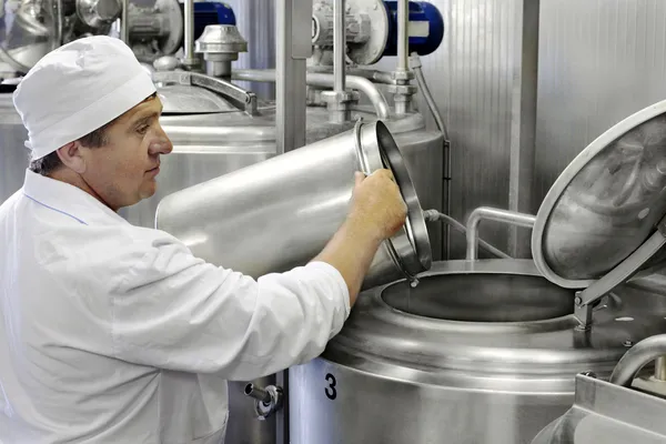 Arbeiter in einer Milchfabrik — Stockfoto