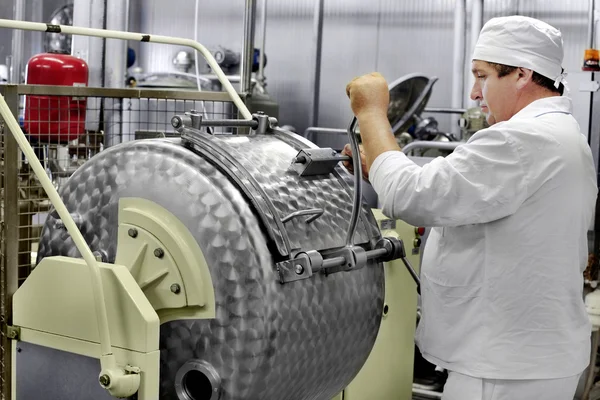 süt ve bir fabrika işçisi