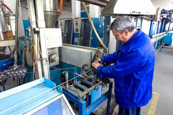 Trabalhos sobre a produção industrial de cabos eléctricos desactualizados — Fotografia de Stock