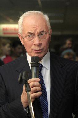 Odessa - 9 Ekim: Başbakan mykola azarov bir çalışma sırasında