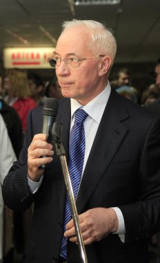 Odessa - 9 Ekim: Başbakan mykola azarov bir çalışma sırasında