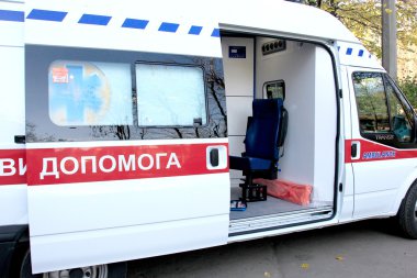Odessa, Ukrayna - 2 Nisan: Doktorlar donatılmış yeni ambulansa alarak