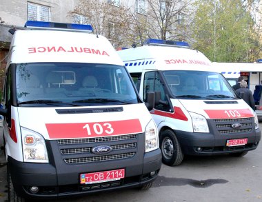 Odessa, Ukrayna - 2 Nisan: Doktorlar donatılmış yeni ambulansa alarak