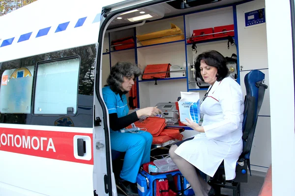 オデッサ、ウクライナ - 4 月 2 日: 新しい救急車の装備を取る医師 — ストック写真