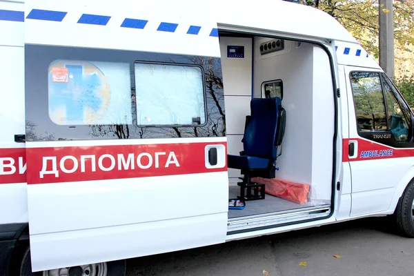 Odessa, Ukrayna - 2 Nisan: Doktorlar donatılmış yeni ambulansa alarak