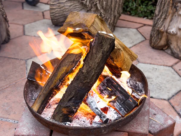 Isıtma ve pişirme için arka bahçede ateş çukuru — Stok fotoğraf