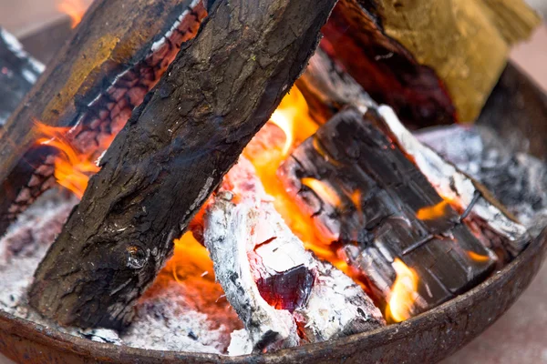 Isıtma ve pişirme için arka bahçede ateş çukuru
