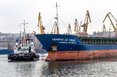 Odessa, Ukrayna - 28 Nisan: pilot römorkör büyük deniz kargo s çekme