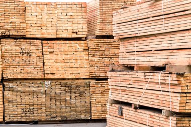 ahşap kenarlı plakalar bir yığın yığın Etiketler boyutu para ile Paketli