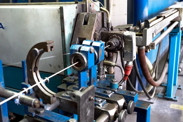 Lijn van de oude fabriek voor de productie van elektrische kabel. verouderde techno — Stockfoto