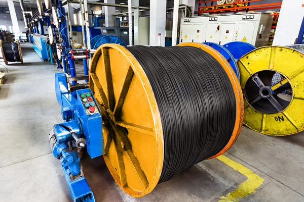 elektrik kablo üretim eski fabrika içinde. modası geçmiş 