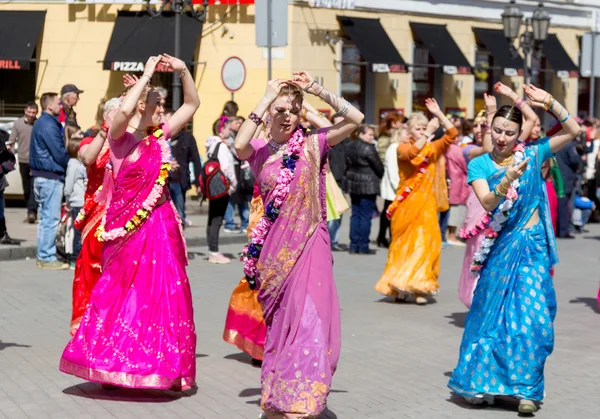 Odessa, ukraine - 1. april: devotes from hare krishna dancing wi — Stockfoto