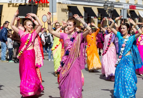 ODESSA, UKRAINE - APRIL 1: Devotees from Hare Krishna dancing wi — Stock Photo, Image