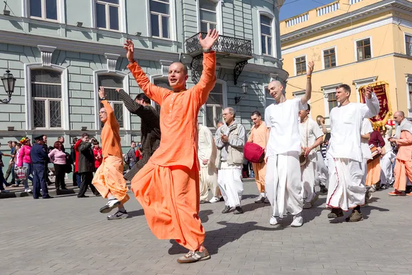 ODESSA, UKRAINE - APRIL 1: Devotees from Hare Krishna dancing wi — Stock Photo, Image