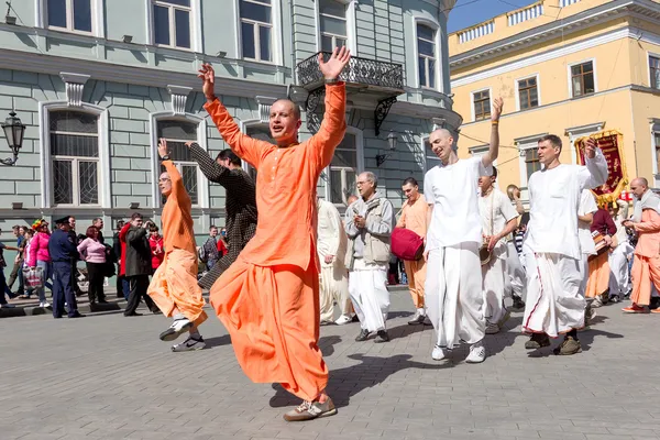 ODESSA, UCRANIA - 1 DE ABRIL: Devotos de Hare Krishna bailando wi — Foto de Stock