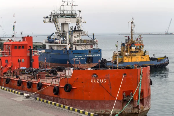 Odessa, Oekraïne - 28 april: pilot sleepboot slepen een grote zee lading s — Stockfoto