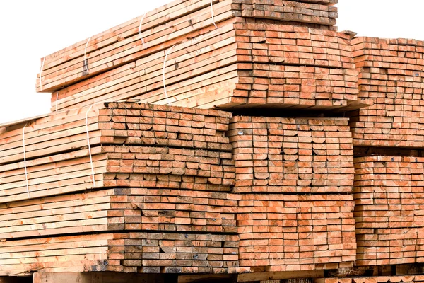 Ein Stapel Holzbretter in Stapeln mit Tags Größe para verpackt — Stockfoto