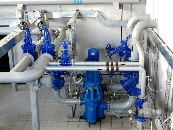 Estación de bombeo de agua, interior industrial y tuberías. Sistemas de agua —  Fotos de Stock