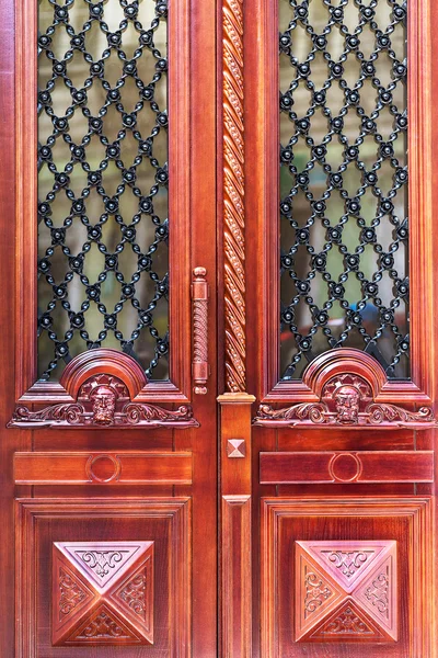 Λεπτομέρεια του μια όμορφη ξύλινη πόρτα με εξαίσια τυποποιημένο Κάρβιν — Φωτογραφία Αρχείου