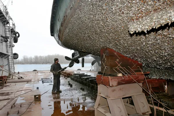 El trabajo en dique seco con chorro de agua limpia la parte inferior del barco fr —  Fotos de Stock