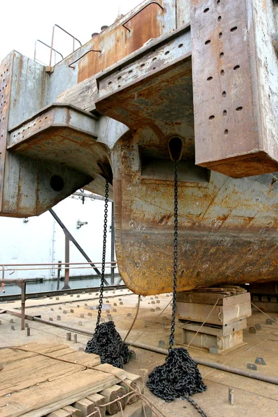 Feed old riverboat in dry dock on the stocks of the repair power — Stock Photo, Image