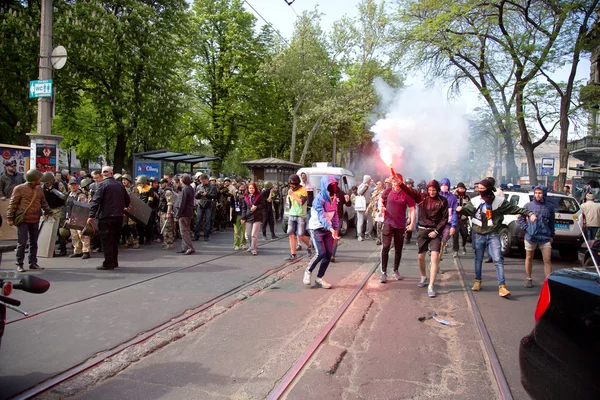 ODESSA, UKRAINE - 2 de maio de 2014: Os tumultos trágicos no centro da cidade com — Fotografia de Stock