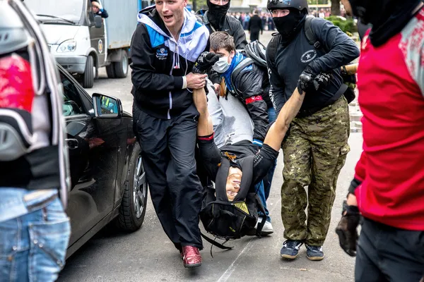 ODESSA, UKRAINE - 2 de maio de 2014: Os tumultos trágicos no centro da cidade com — Fotografia de Stock