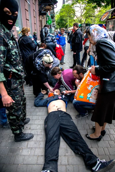 ODESSA, UKRAINE - 2 de maio de 2014: Os tumultos trágicos no centro da cidade com — Fotografia de Stock