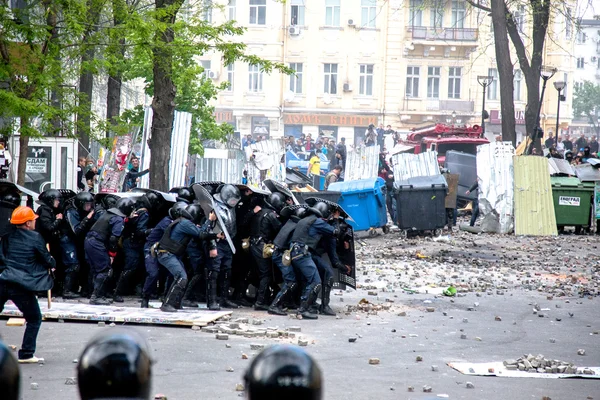 ODESSA, UKRAINE - 2 de maio de 2014: Os tumultos trágicos no centro da cidade com — Fotografia de Stock