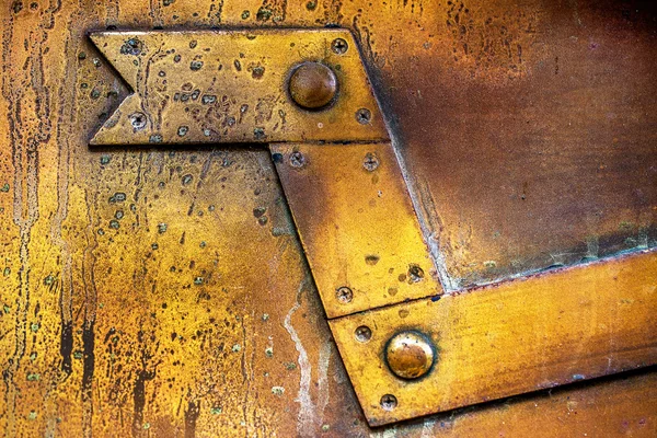 Kovácsolt töredéke a régi fából készült ajtó bronz elem, mint a textúra — Stock Fotó